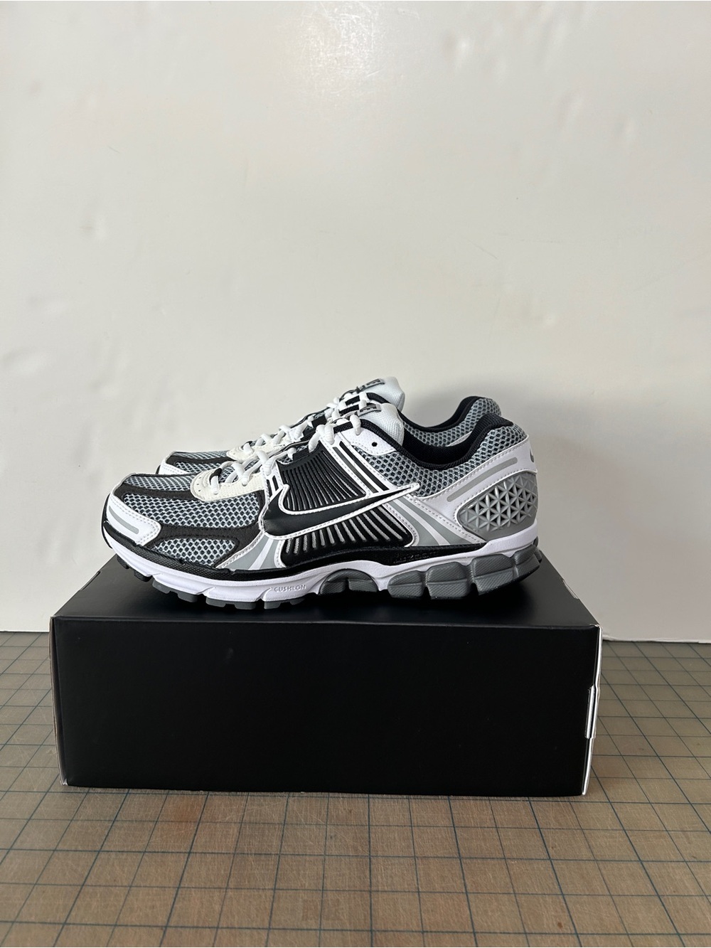 Nike Zoom Vomero 5 SE SP ‘Dark Grey Black White’